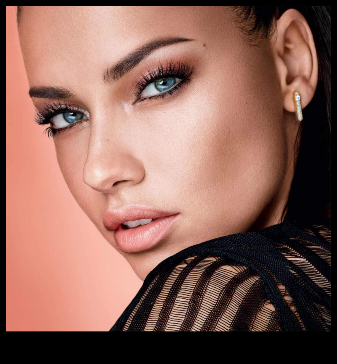 اقتران الماسكارا وظلال العيون: تعزيز ميزاتك بدقة