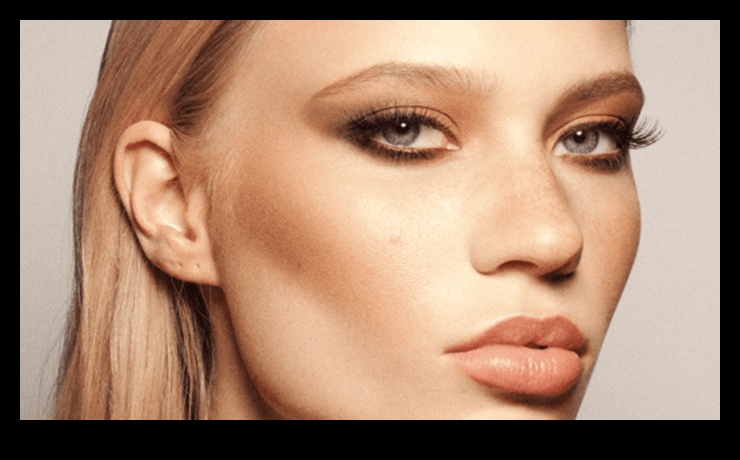 اقتران الماسكارا وظلال العيون: تعزيز ميزاتك بدقة