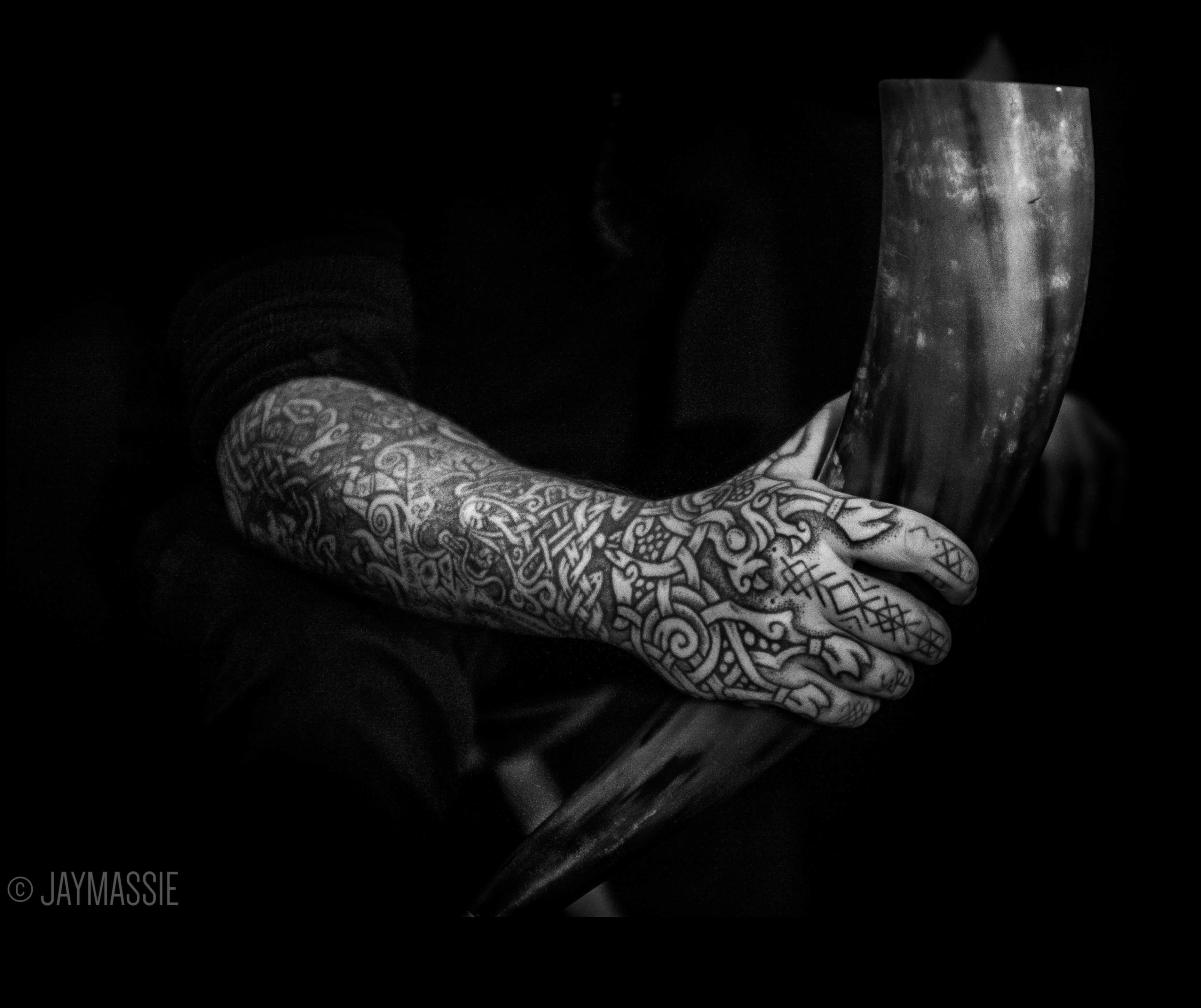 نسيج الوشم: قصص متشابكة من خلال التصميم