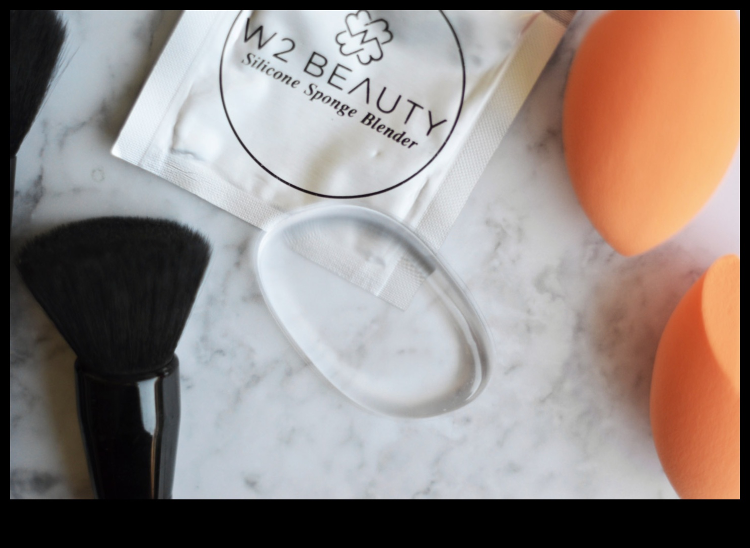 إسفنجات السيليكون مقابل الخلاطات التقليدية: ما هي الأداة التي تسود؟