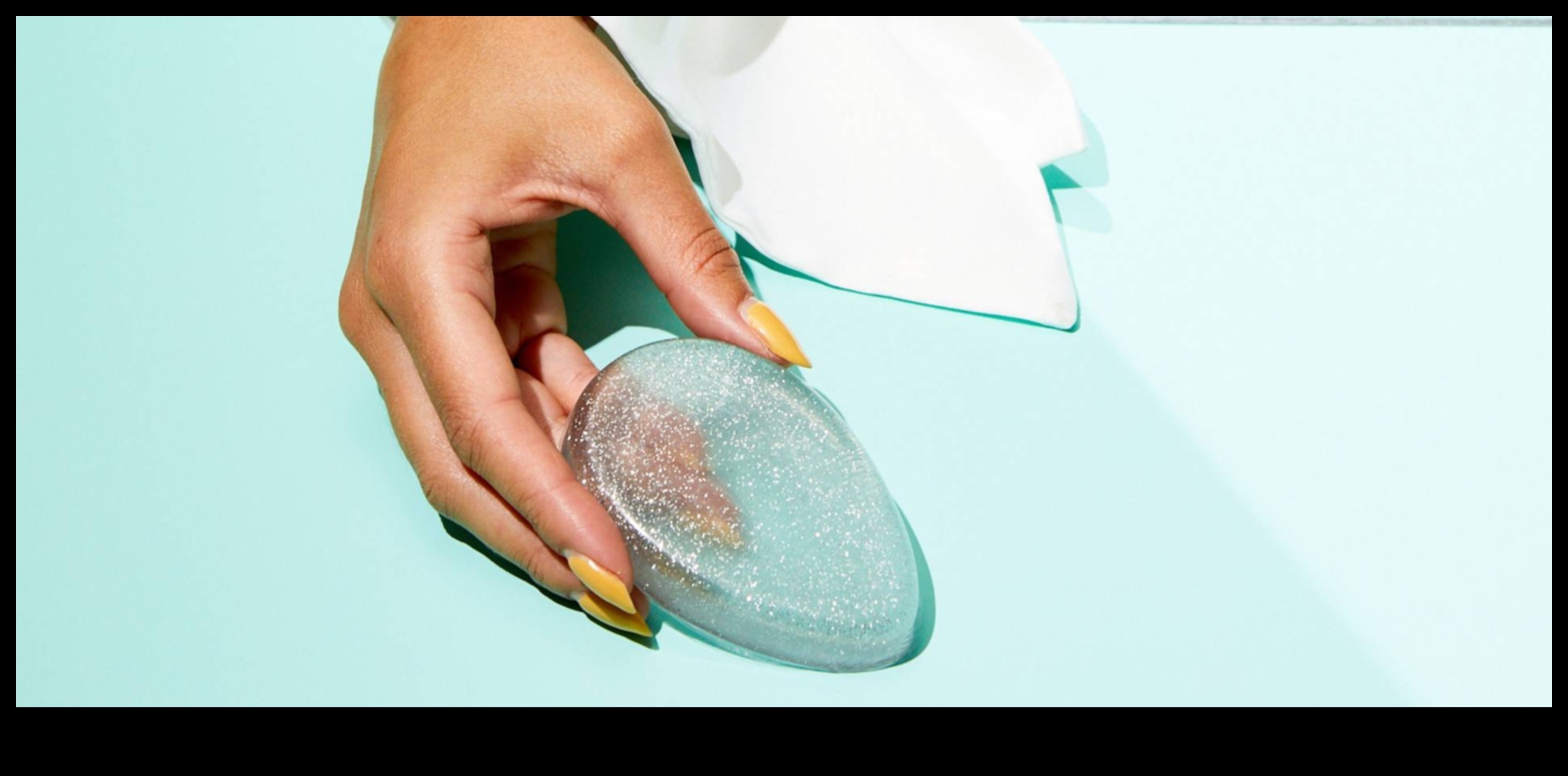 إسفنجات السيليكون مقابل الخلاطات التقليدية: ما هي الأداة التي تسود؟