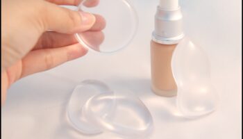 إسفنجات السيليكون مقابل الخلاطات التقليدية: ما هي الأداة التي تسود؟