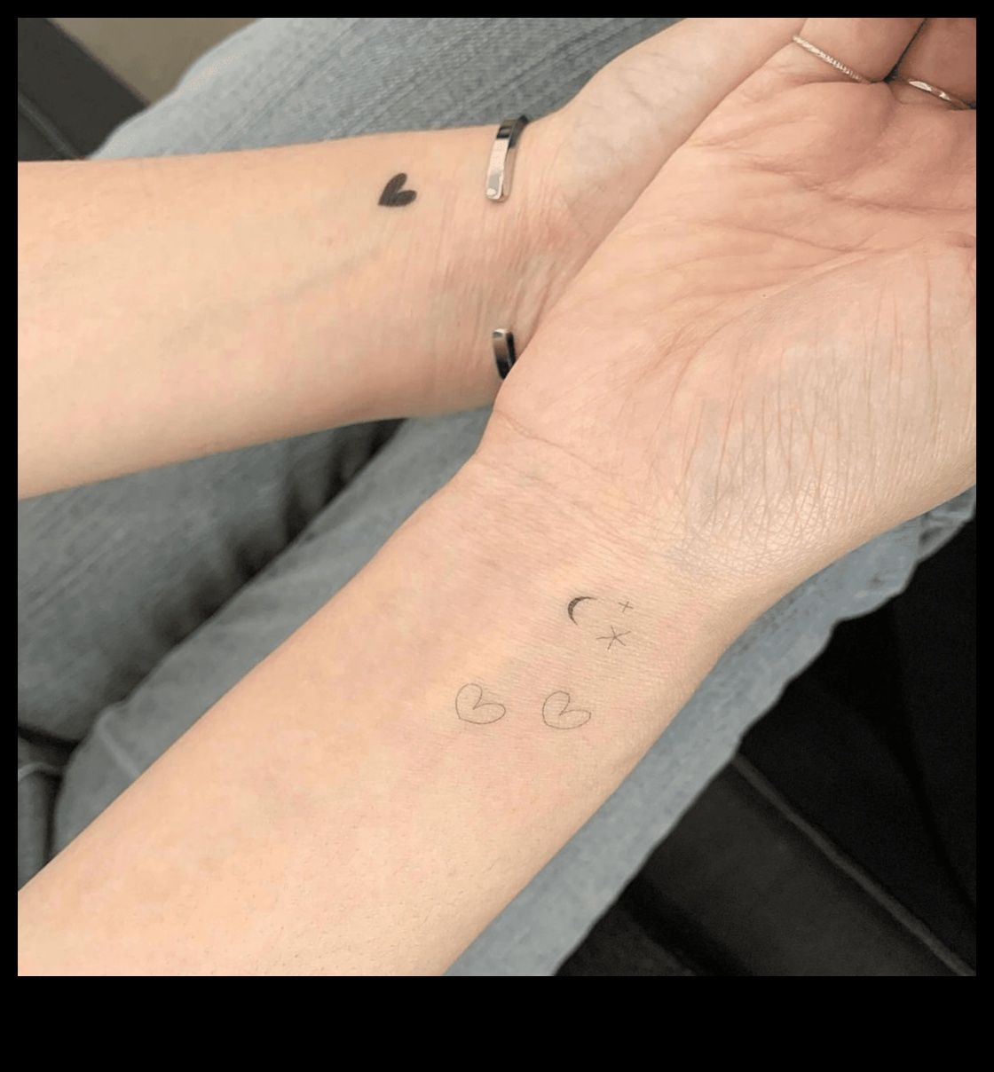 عبارات خفية وشم المعصم البسيط الذي يحدث تأثيرًا كبيرًا 5 عبارات خفية: وشم المعصم البسيط والمؤثر