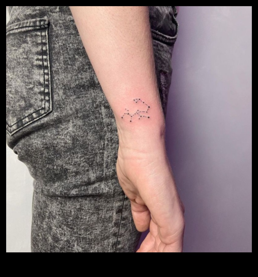 عبارات خفية وشم المعصم البسيط الذي يحدث تأثيرًا كبيرًا 2 عبارات خفية: وشم المعصم البسيط والمؤثر