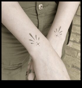 عبارات خفية: وشم المعصم البسيط والمؤثر