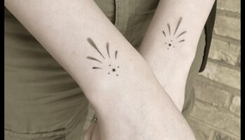 عبارات خفية: وشم المعصم البسيط والمؤثر