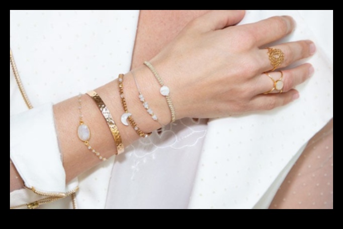 تألقي بسحرك: استمتعي بجاذبية الأساور الأنيقة