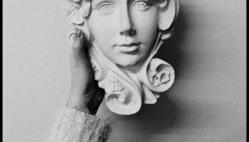 الصفاء المنحوت: الرنين العاطفي لتماثيل الروكوكو