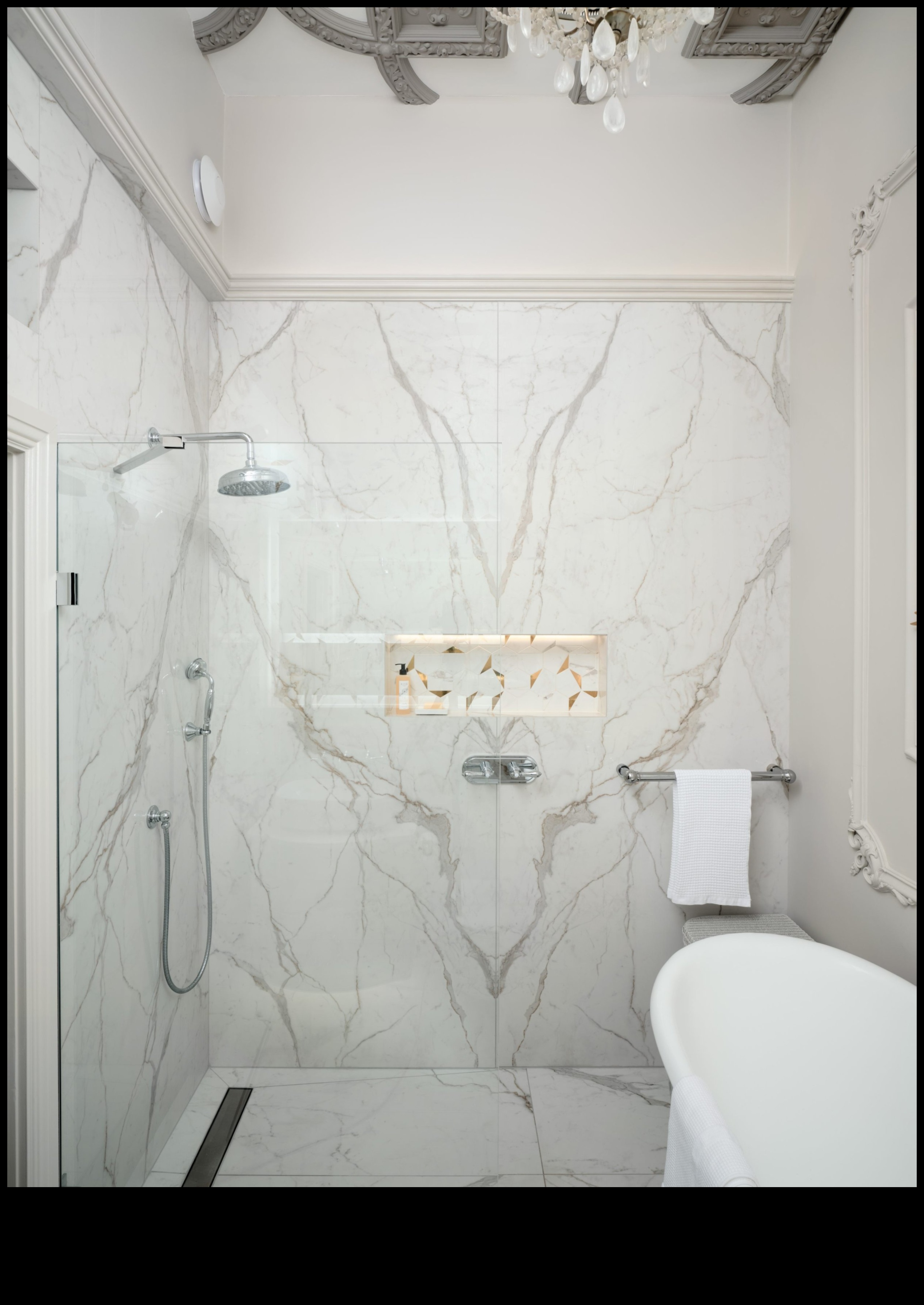 ما هي بعض الطرق الأنيقة لاستخدام الرخام في تصميم الحمام الحديث؟