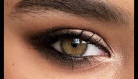 لطخات مثيرة: الحصول على عين سموكي باستخدام محدد العيون الملطخ