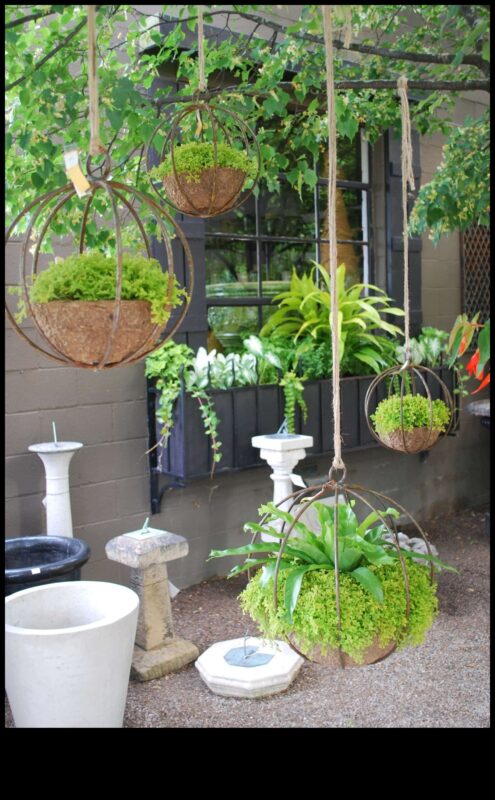 هل يمكنك اقتراح أفكار ديكور حديقة بوهو شيك في الهواء الطلق مع المزارعون المعلقون؟